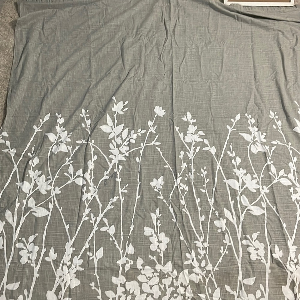 Beautiful Standard size shower curtain. Great condition.